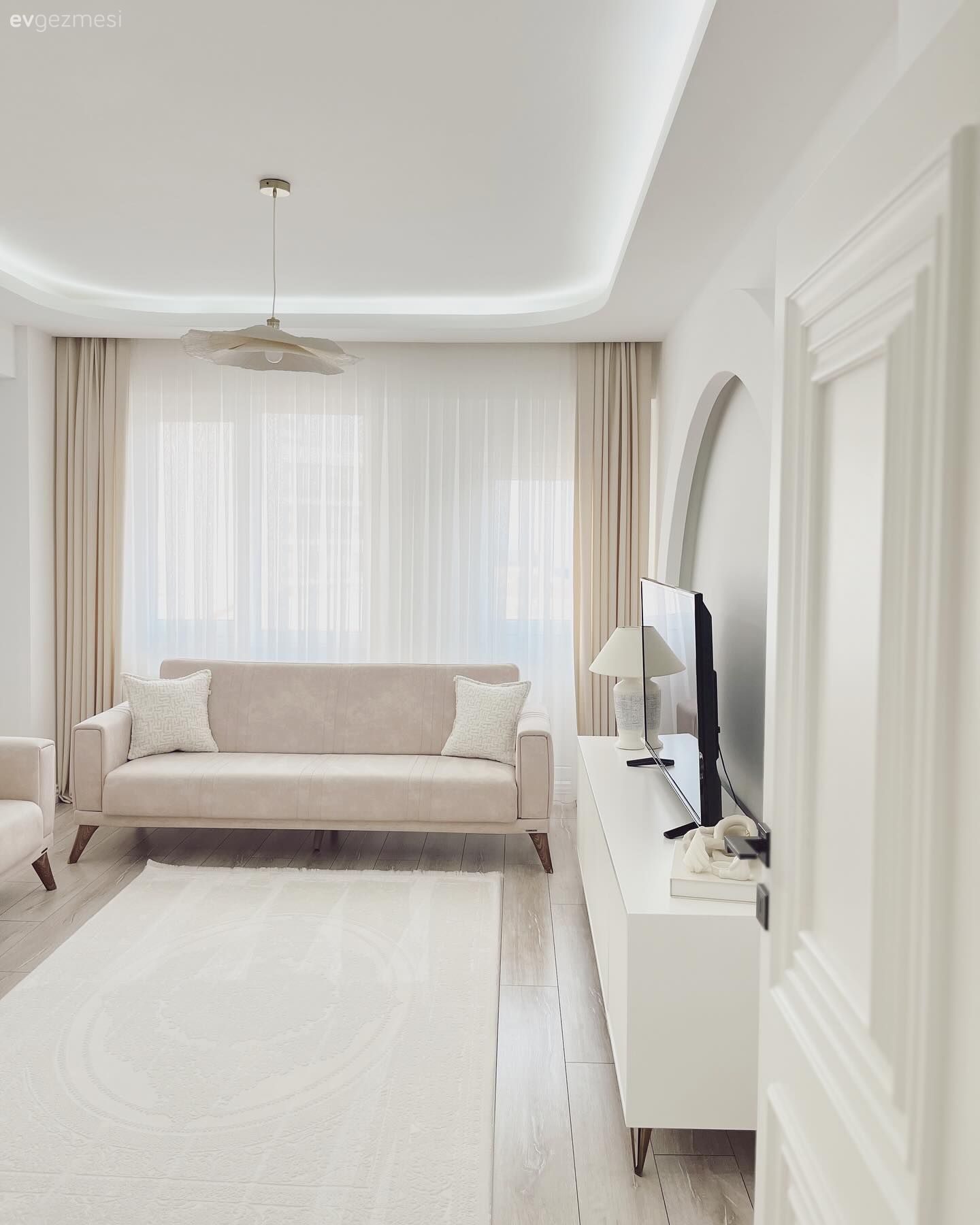 Oturma Odası, Beyaz, Krem, Bej, Koltuk takımı, Fon perde, Perde, Tül perde, Tv ünitesi, Tv ünitesi aksesuarları, Ev Aksesuar, Avize, Aydınlatma, Led aydınlatma, Dekoratif Objeler