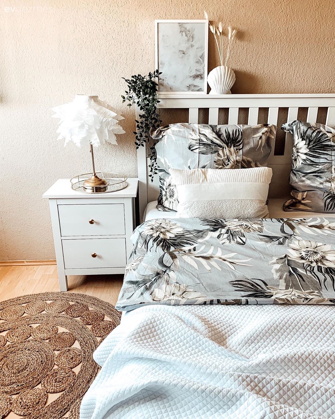 Yatak Odası, Beyaz, Yeşil, Bej, Desenler, Komodin, Abajur, Aydınlatma, Tablo, Duvar dekorasyonu, Jüt halı, Halı, Kırlent, Ev tekstili, Yatak odası duvar dekorasyonu