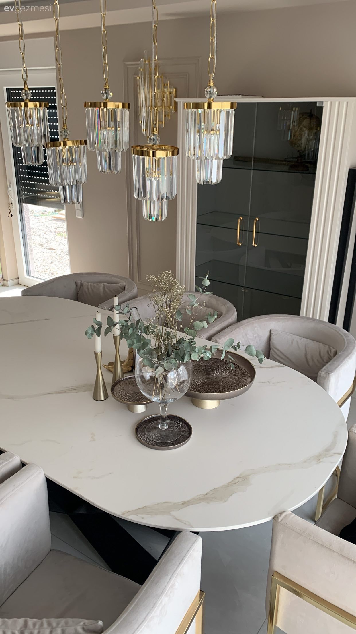 Yemek Odası, Modern, Art deko, Krem, Bej, Beyaz, Altın, Fon perde, Perde, Tül perde, Yemek masası, Sandalye, Yemek odası avizesi