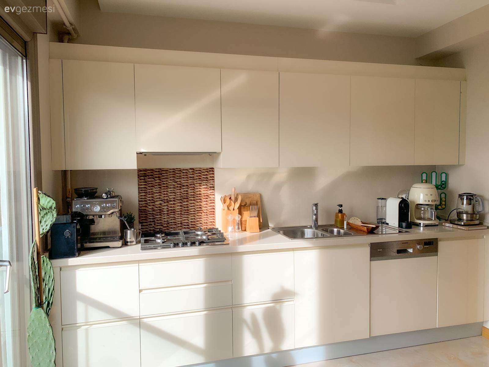 Mutfak, Beyaz mutfak, Kulpsuz mutfak dolabı, İskandinav, Mutfak tezgahı, Mutfak tezgah arası, Tezgah arası seramik, Mutfak aksesuarları