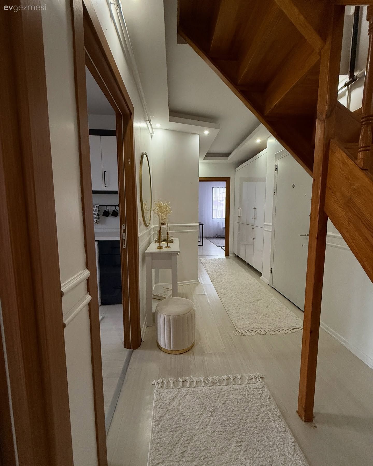 Bu İki Katlı Evde Modern Stil Çok Baskın