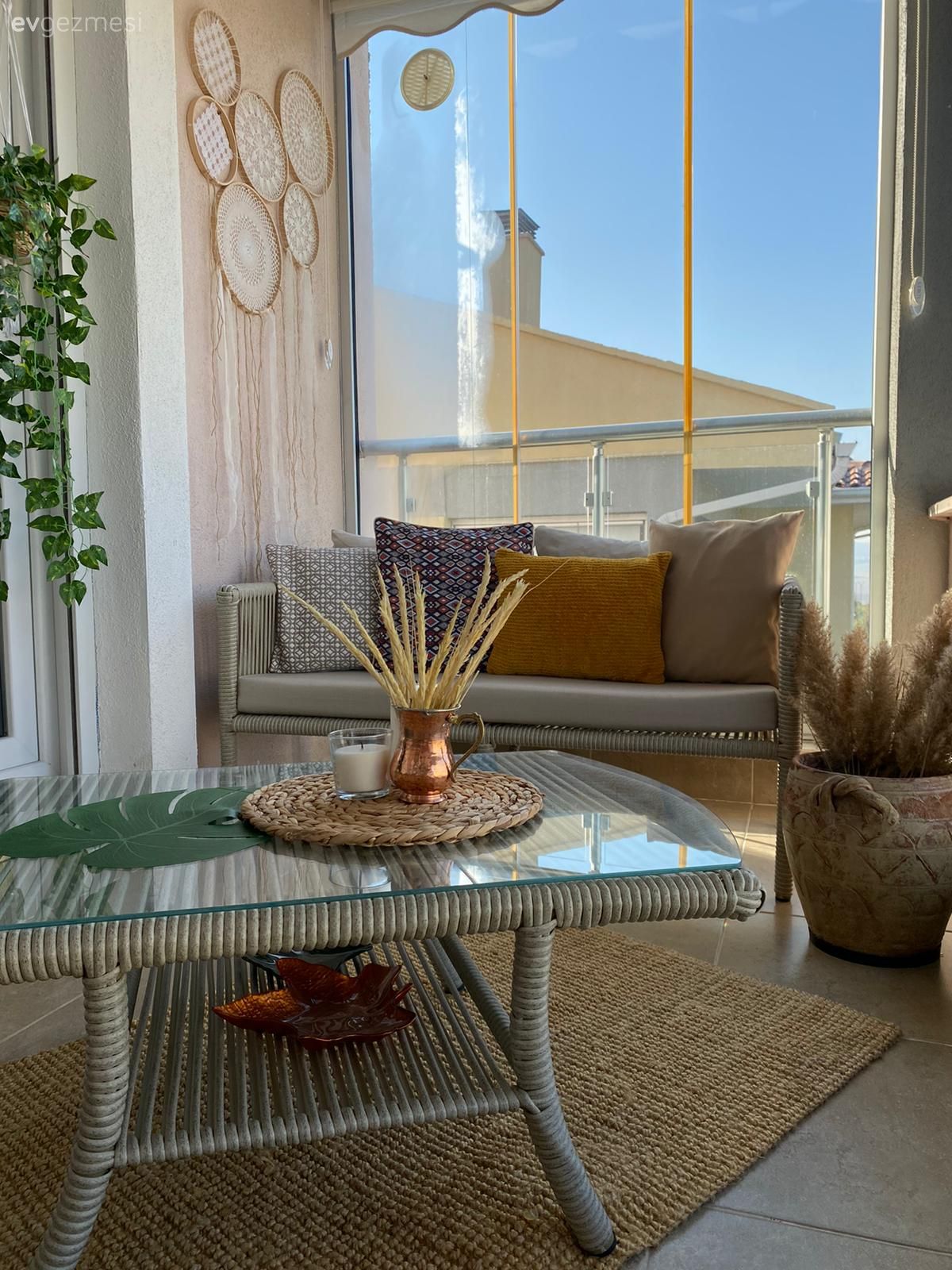 Balkon, Bohem Dekorasyon, Bej, Sarı, Balkon oturma grubu, Balkon duvar dekorasyonu, Makrome, Balkon masası, Saksı, Balkon halısı