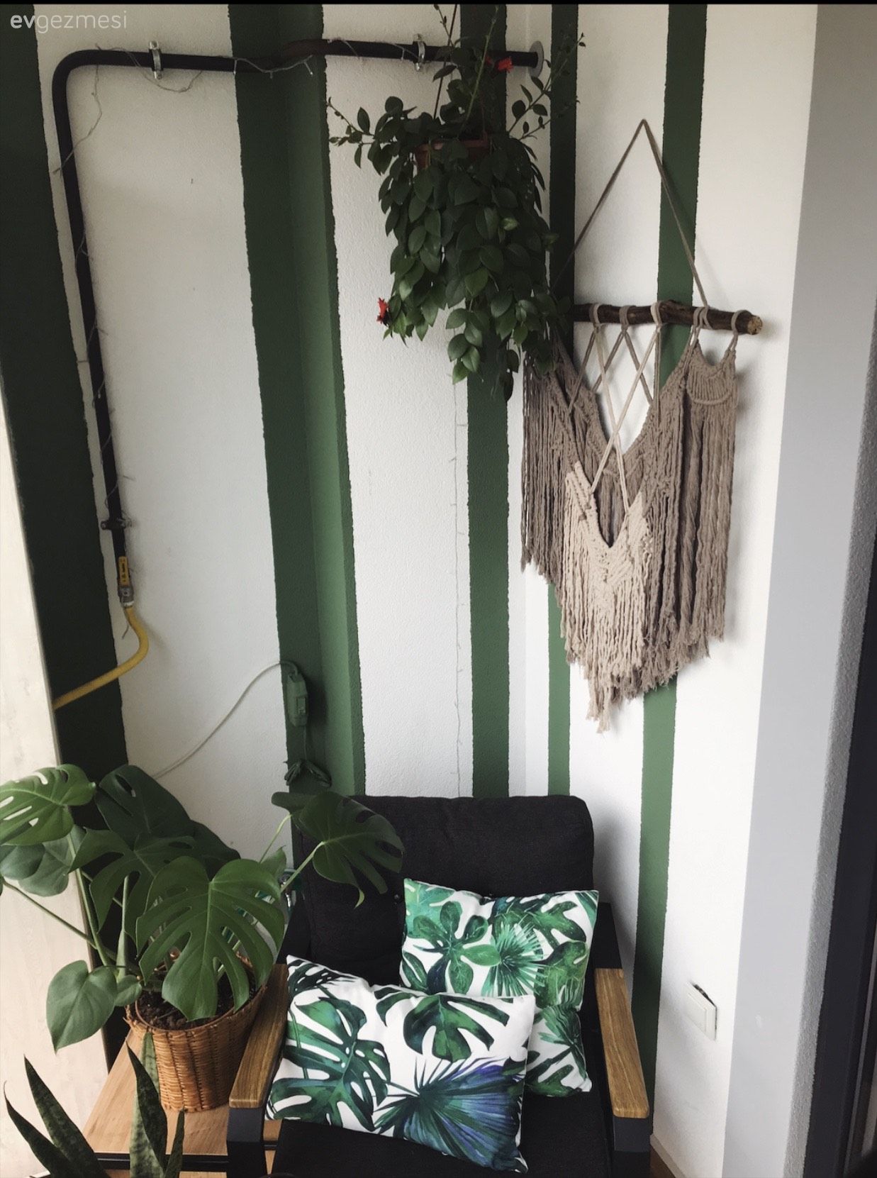 Balkon, Gri, Füme, Yeşil, Beyaz, Balkon duvar dekorasyonu, Balkon masası, Balkon oturma grubu, Ev bitkisi, Kırlent, Ev tekstili, Makrome