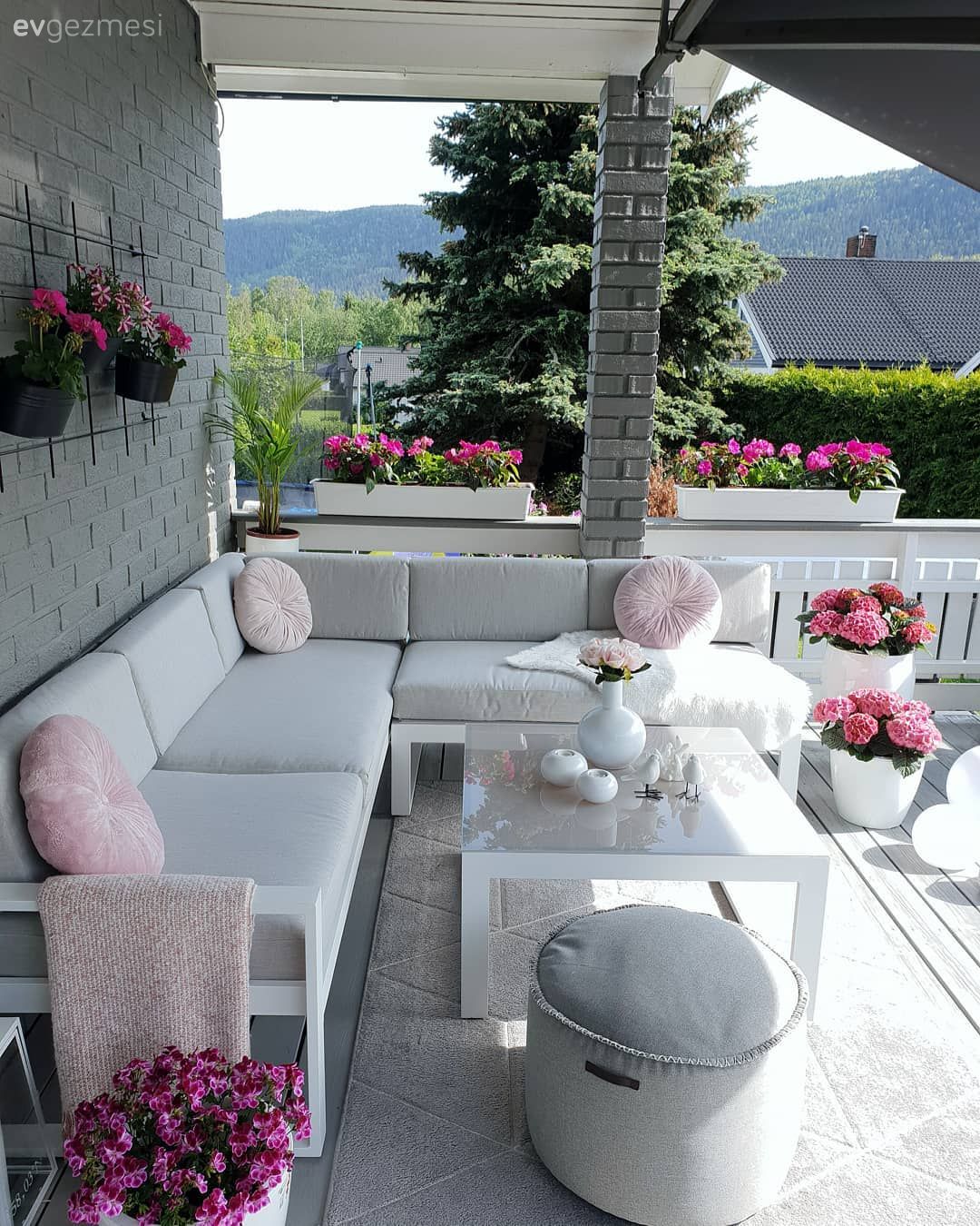Teras, Beyaz, Pembe, Gri duvar, Kırlent, Ev tekstili, Halı, Balkon çiçekleri, Balkon oturma grubu, Balkon, Balkon masası, Puf, Aydınlatma, Balkon zemini