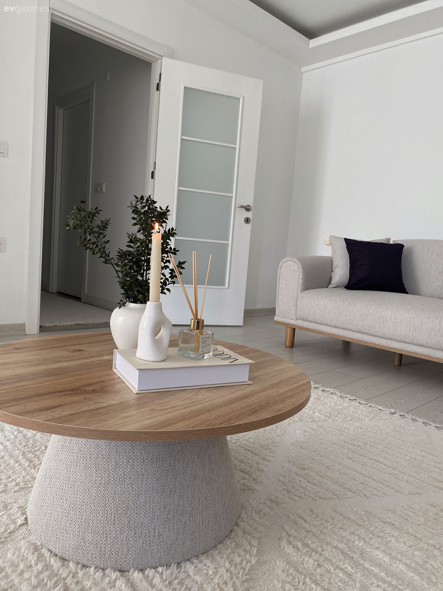 Sadelik Yanlısı Bu Evde Abartının Yeri Kapının Dışı