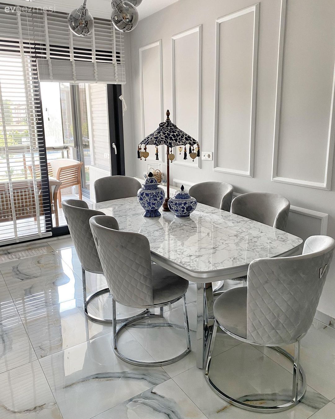 Mutfak, Beyaz, Gri, Bej, Duvar çıtalama, Jaluzi, Mutfak zemin seramikleri, Mutfak masası, Sandalye, Mutfak aksesuarları, Dekoratif Objeler