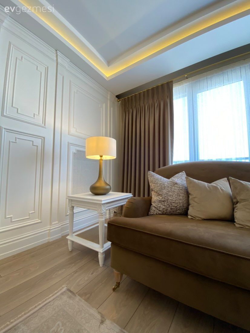 Beyaz, Duvar çıtalama, Abajur, Aydınlatma, Yan sehpa, Sehpa, Koltuk takımı, Kahverengi, Vizon, Fon perde, Perde, Tül perde, Kırlent, Ev tekstili