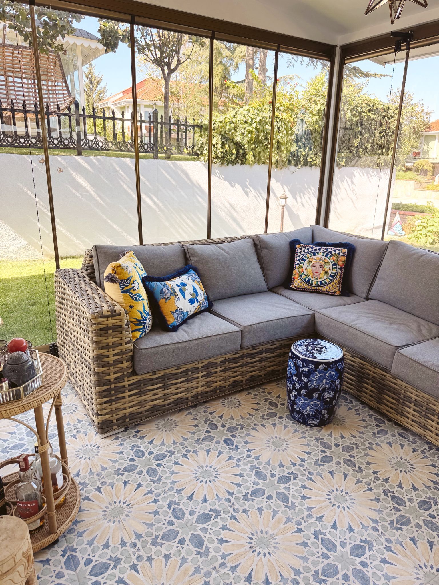 Kış bahçesi, Bahçe, Zemin seramikleri, Bahçe oturma grubu, Hasır, Gri, Kırlent, Ev tekstili, Sarı, Desenler