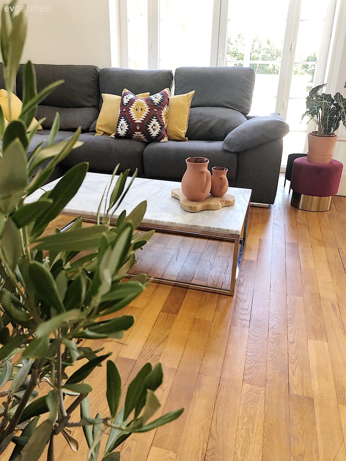 Salon, Modern, Koltuk takımı, Gri, Sarı, Pembe, Köşe koltuk, Parke, Beyaz, Ev Aksesuar, Orta sehpa, Sehpa, Sehpa üstü aksesuarı, Puf, Ev bitkisi, Kırlent, Ev tekstili