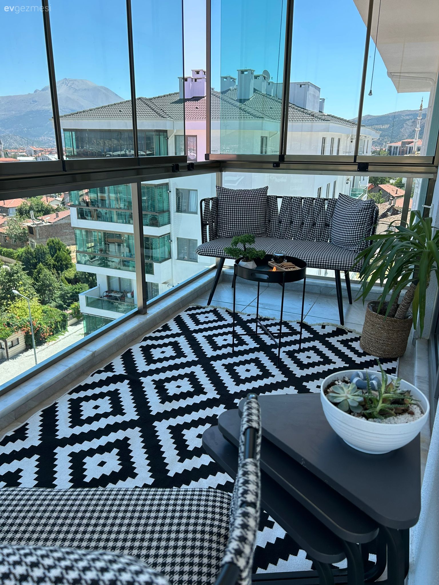 Balkon, Beyaz, Siyah, Kapalı balkon, Desenler, Balkon oturma grubu, Balkon masası