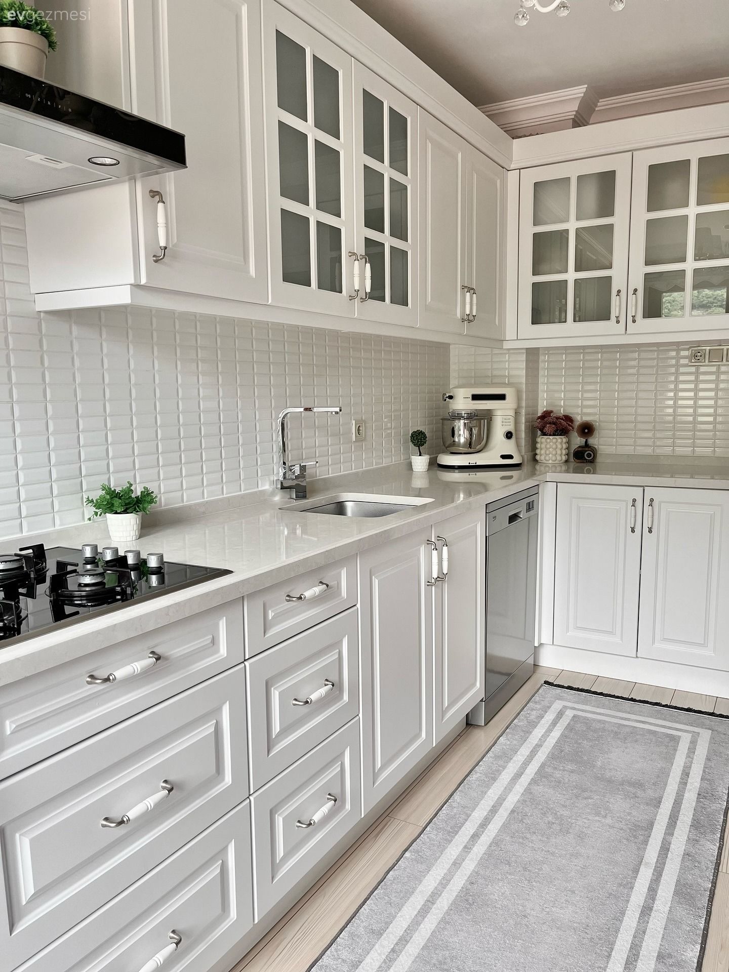 Bu Beyaz Mutfak Samimiyeti ve Ferahlığı Kucaklamış