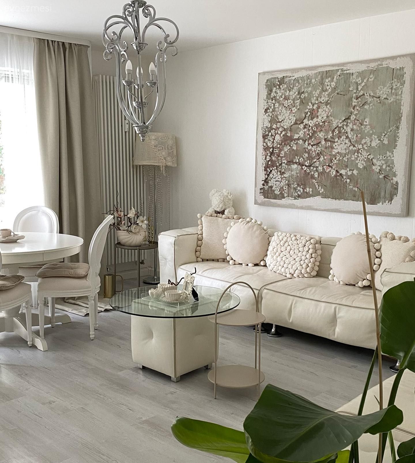 Beyaza Aşık Bu Dekorda Yuvarlak Formlu Parçalar da Pek Kıymetli!