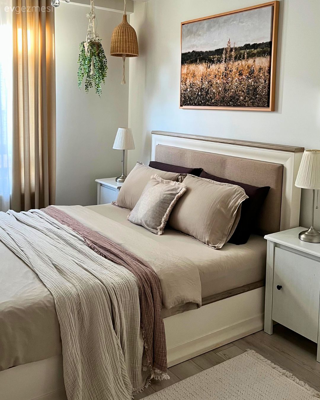 Yatak Odası, Country, Bohem Dekorasyon, Krem, Vizon, Bej, Tablo, Duvar dekorasyonu, Hasır avize, Komodin, Fon perde, Perde, Dekoratif Objeler