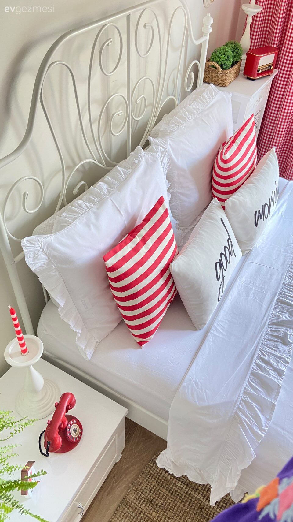 Yatak başlığı, Yatak Odası, Beyaz, Kırmızı, Çizgili desen, Desenler, Komodin, Ekose desen, Dekoratif Objeler, Jüt halı, Halı