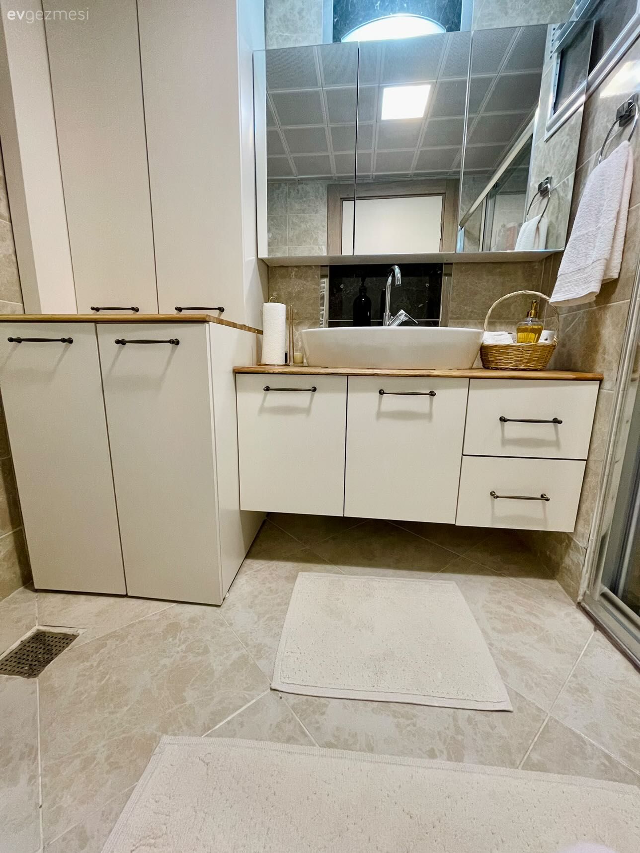 Banyo, Beyaz, Banyo dolabı, Banyo aynası, Banyo seramikleri