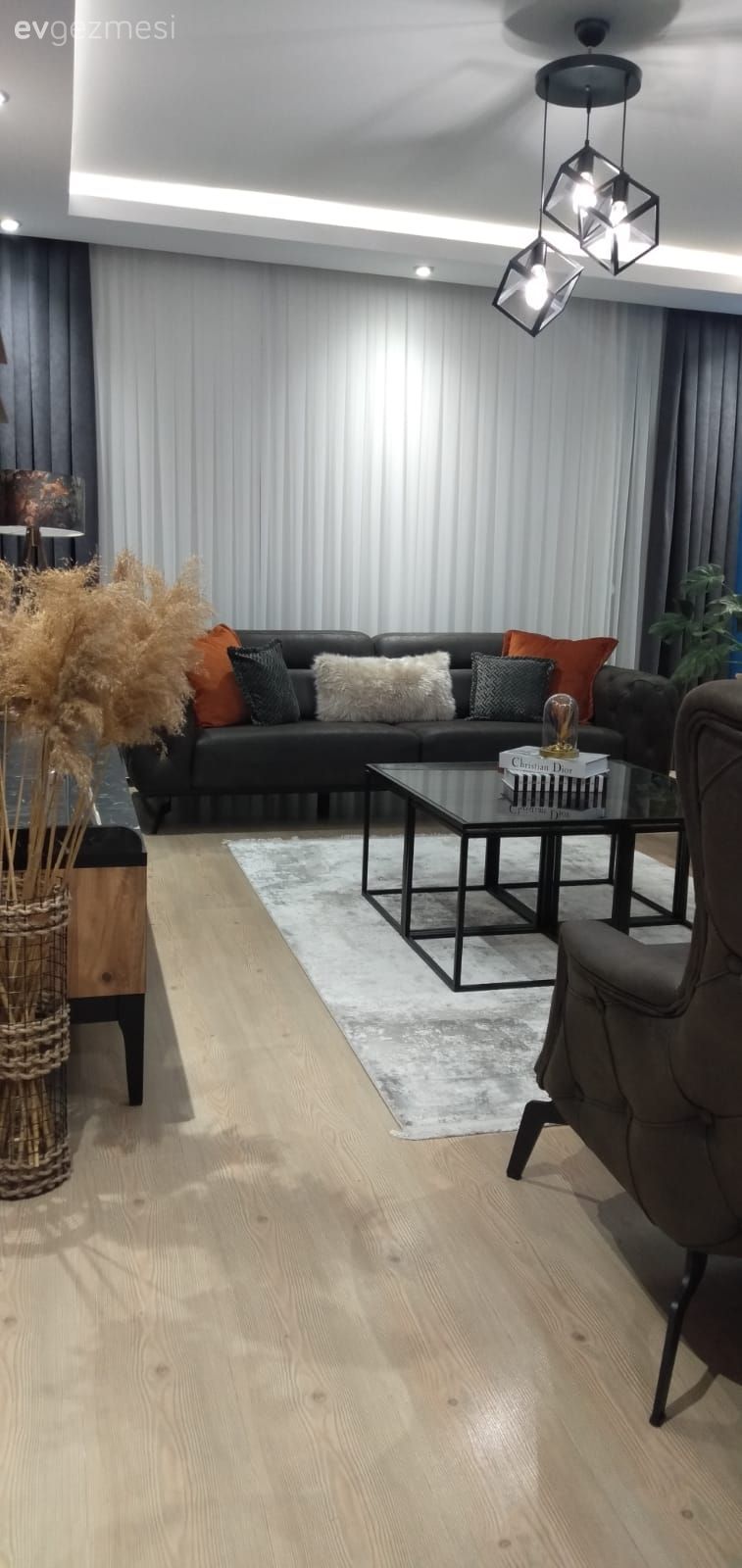 Koltuk takımı, Gri, Siyah, Antrasit  , Turuncu, Fon perde, Perde, Tül perde, Orta sehpa, Sehpa, Halı, Tv ünitesi, Pampas otu, Vazo, Ev Aksesuar, Avize, Aydınlatma