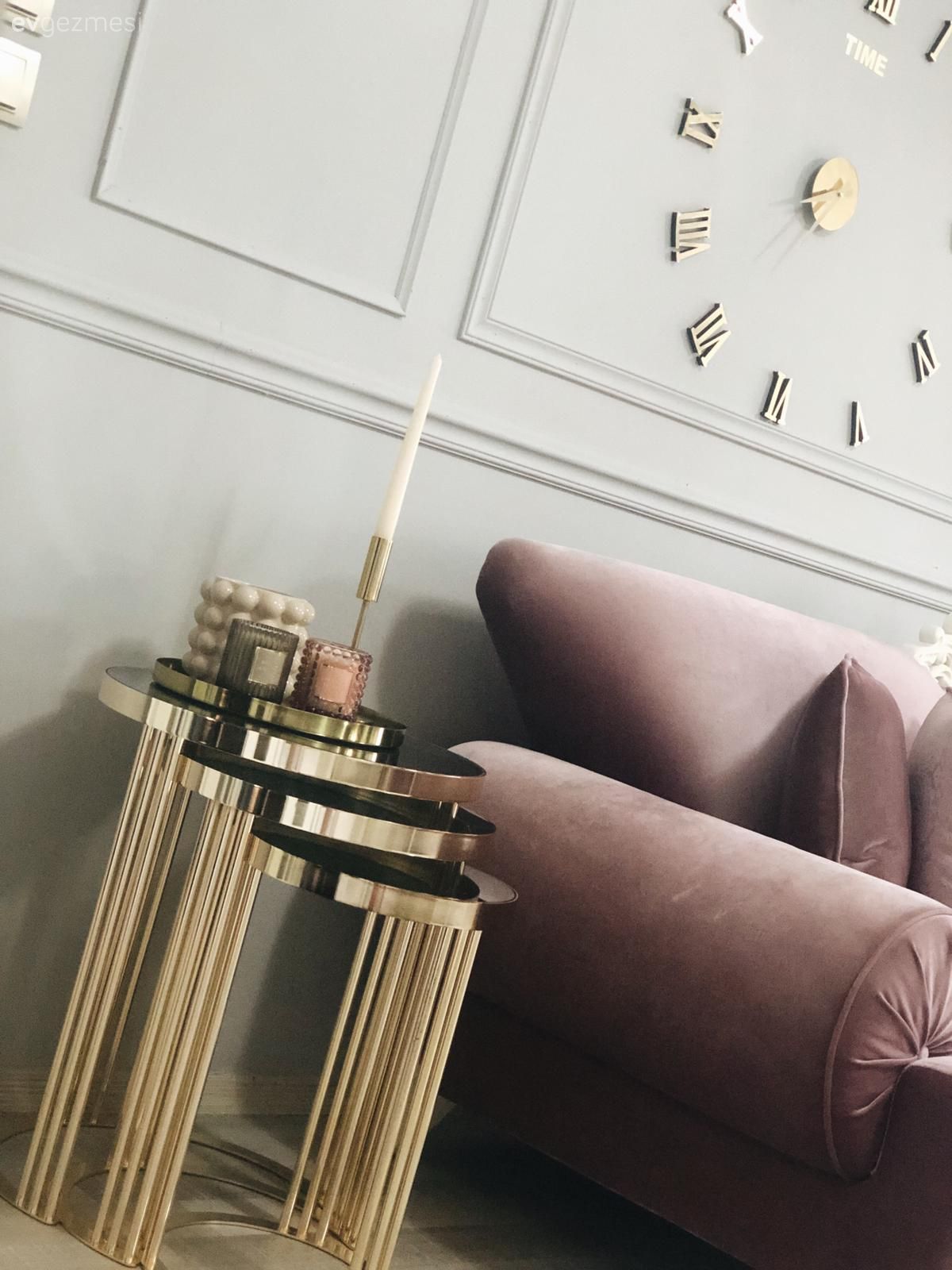 Salon, Beyaz, Pudra pembe, Halı, Salon halısı, Duvar çıtalama, Metal duvar saati, Koltuk takımı, Kırlent, Ev tekstili, Sehpa, Metal ayaklı sehpa, Ev Aksesuar, Sehpa üstü aksesuarı, Altın, Şamdan, Zigon sehpa, Siyah