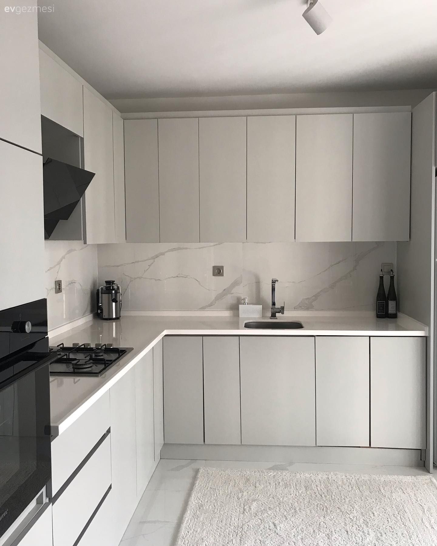 Mutfak, Modern, Modern mutfak, Siyah, Bej, Beyaz, Kulpsuz mutfak dolabı, Mutfak tezgah arası, Mutfak tezgahı, Ankastre, Mutfak aksesuarları, Mutfak zemin seramikleri, Halı, Salon halısı, Spot aydınlatma, Aydınlatma
