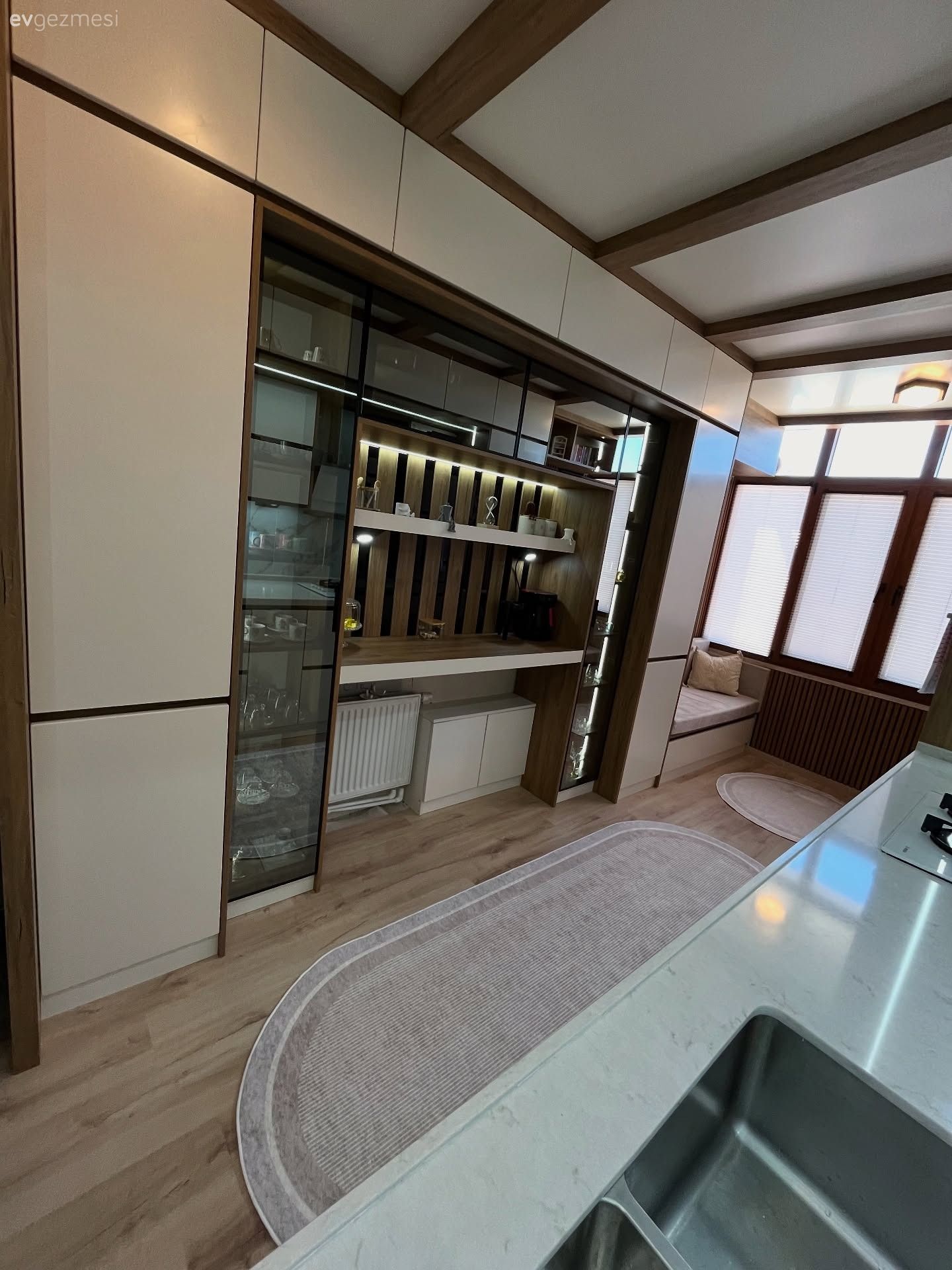 Bu Toki Mutfağı Duvardan Duvara Tasarımlarla Şekillenmiş