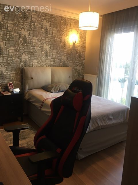 Genç odası, Duvar kağıdı, Duvar dekorasyonu, Avize, Aydınlatma, Gri, Beyaz, Kırmızı, Komodin, Tül perde, Perde, Halı