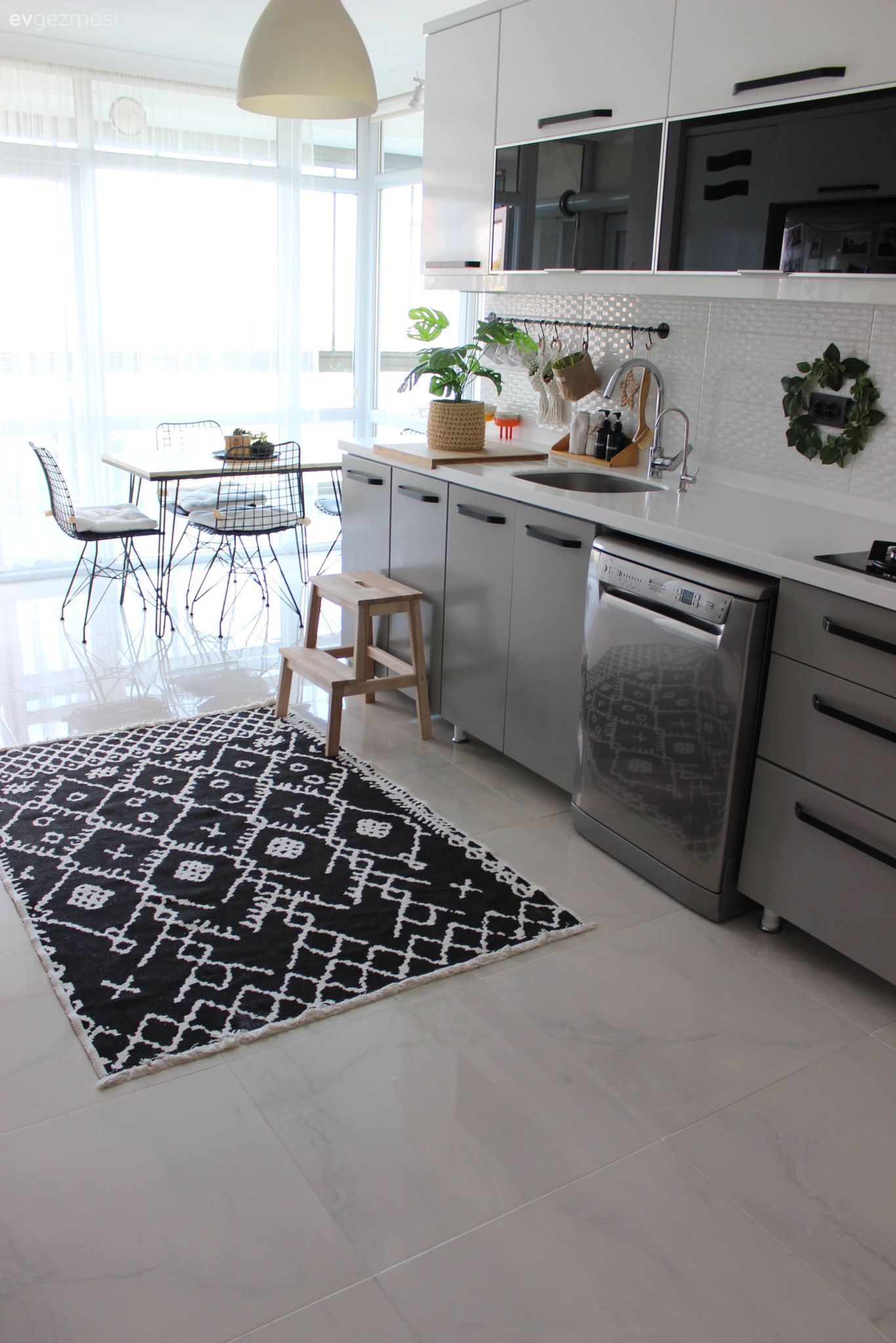 Mutfak, İskandinav, Beyaz, Siyah, Gri, Mutfak tezgahı, Mutfak tezgah arası, Tezgah arası seramik, Desenler, Mutfak aksesuarları, Sandalye, Mutfak masası, Mutfak Avize Modelleri, Mutfak zemin seramikleri