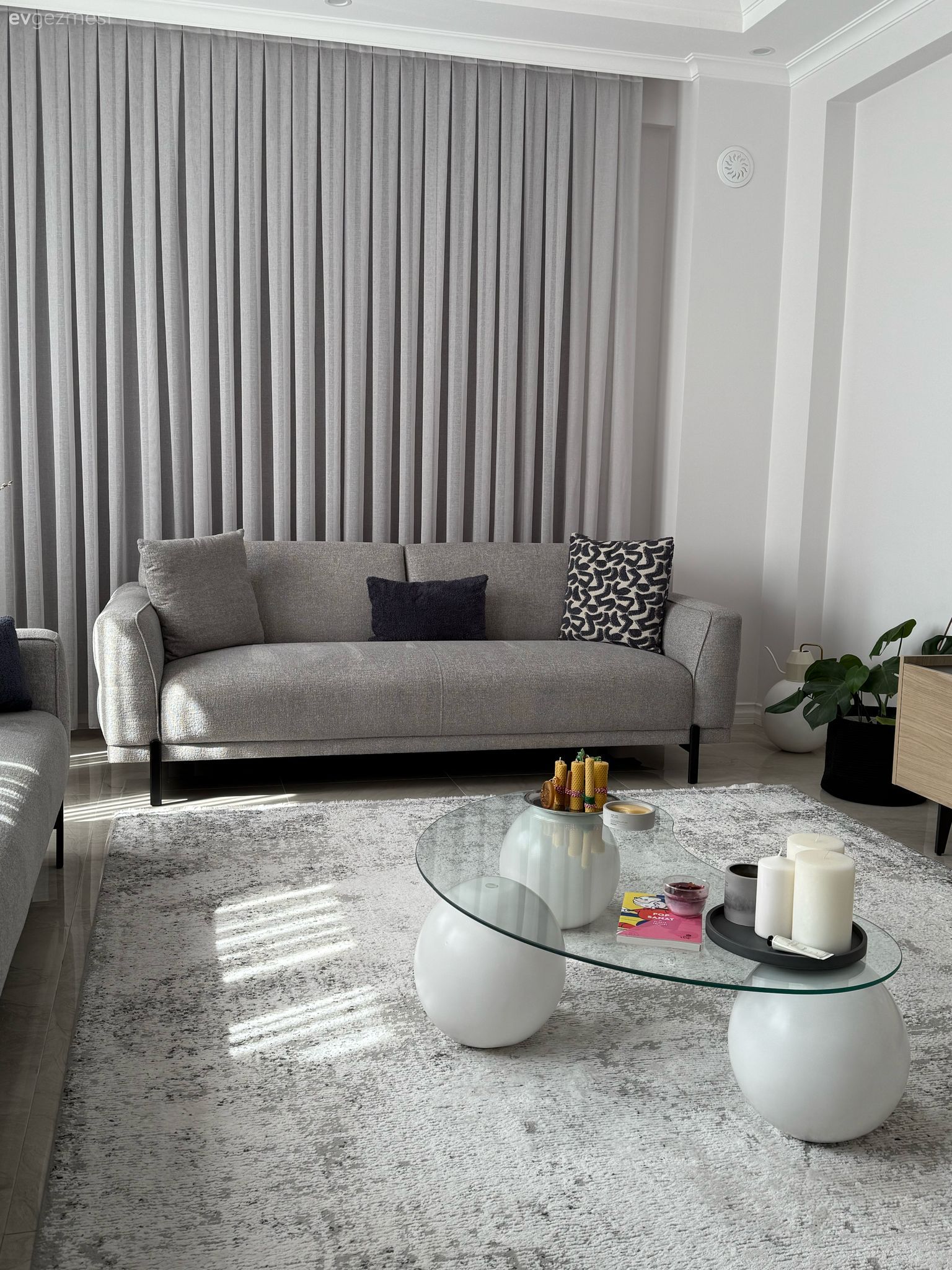 Salon, Modern, Beyaz, Gri, Koltuk takımı, Tül perde, Perde, Halı, Salon halısı, Siyah, Cam orta sehpa, Orta sehpa, Dekoratif Objeler