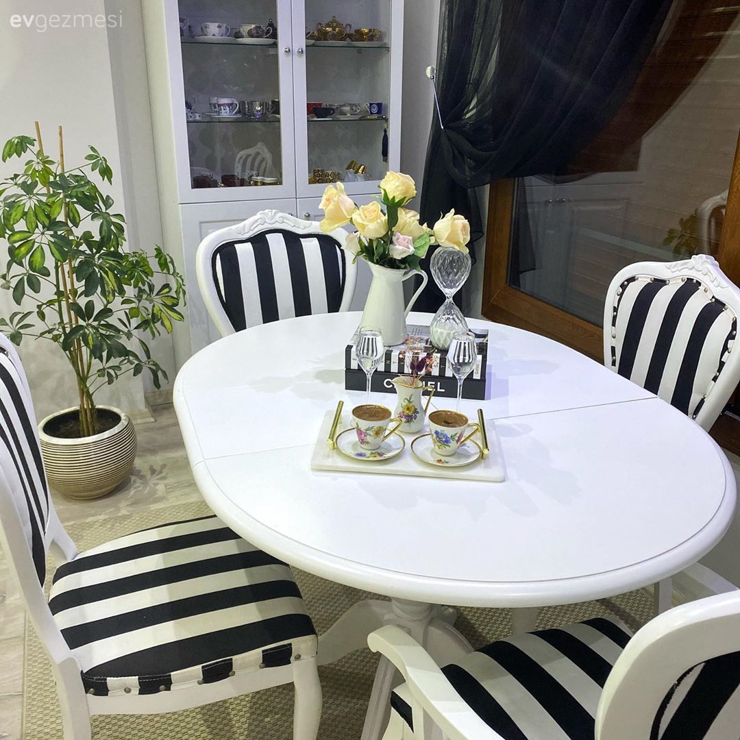 Yemek Odası, Beyaz, Siyah- Beyaz, Çizgili desen, Desenler, Vazo, Ev Aksesuar, Çiçekler, Vitrin, Ev bitkisi, Sandalye, Yemek masası, Halı, Kahverengi