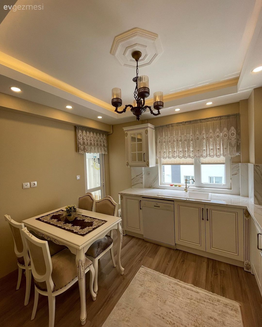 Mutfak, Country mutfak, Beyaz, Krem, Shaker kapaklı dolaplar, Mutfak tezgahı, Mutfak tezgah arası, Tezgah arası doğal taş, Mermer, Spot aydınlatma, Aydınlatma, Halı, Mutfak halısı, Led aydınlatma, Davlumbaz, Ankastre, Mutfak Avize Modelleri, Sandalye, Mutfak masası