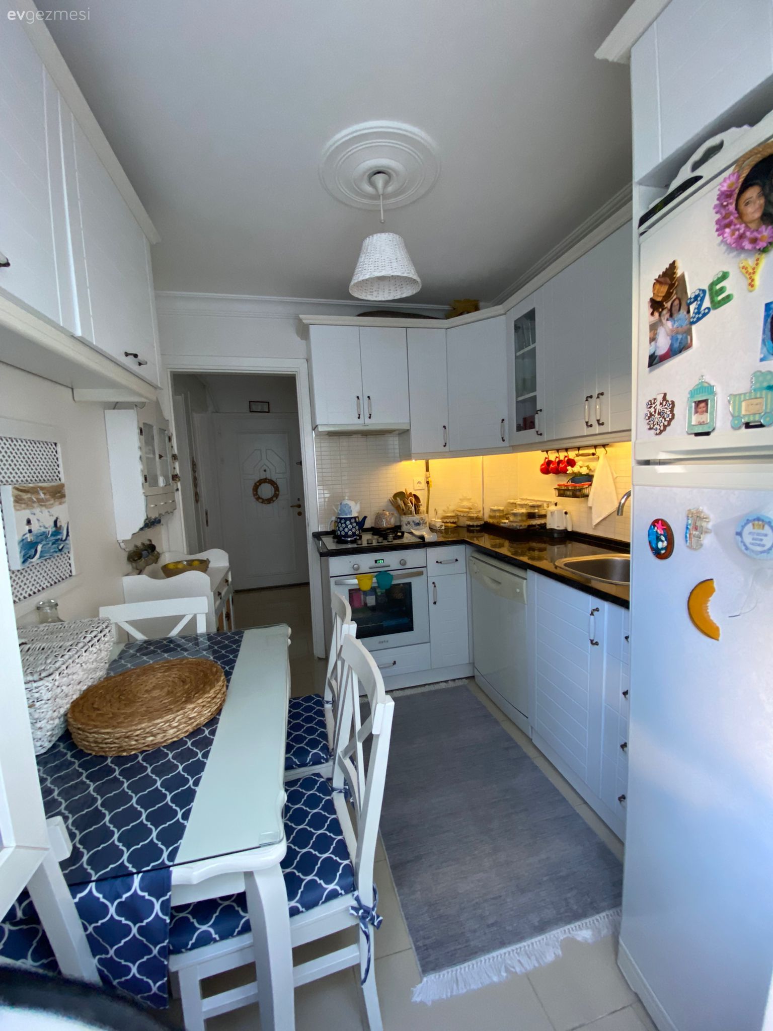 Mutfak, Country, Country mutfak, Beyaz, Siyah, Bej, Krem, Mutfak tezgahı, Mutfak tezgah arası, Tezgah arası seramik, Mutfak Avize Modelleri, Mutfak aksesuarları, Mutfak rafı, Mutfak perdesi, Siyah tezgah, Sandalye, Mutfak masası, Mavi, Masa örtüsü, Ev tekstili