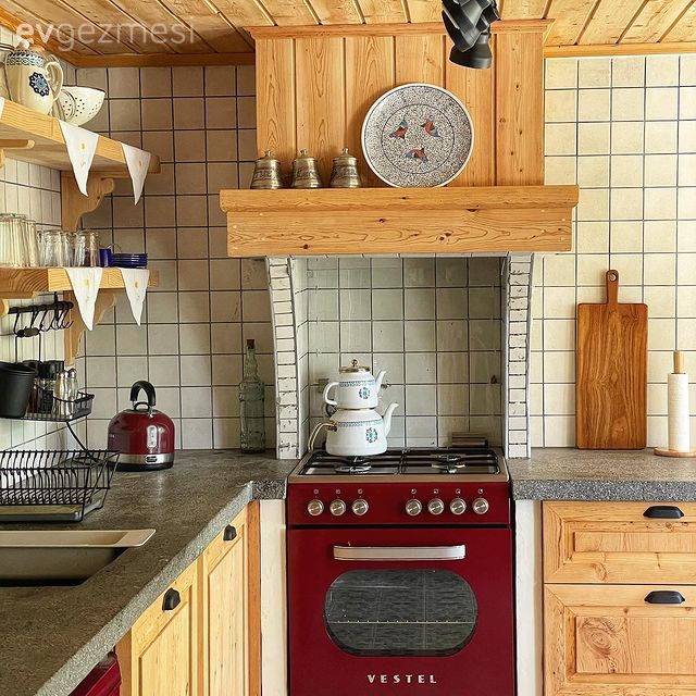 Mutfak, Rustik mutfak, Ahşap mutfak, Bordo, Mutfak zemin seramikleri, Mutfak tezgahı, Mutfak rafı, Spot aydınlatma, Aydınlatma, Mutfak tezgah arası, Rustik ankastre, Ankastre