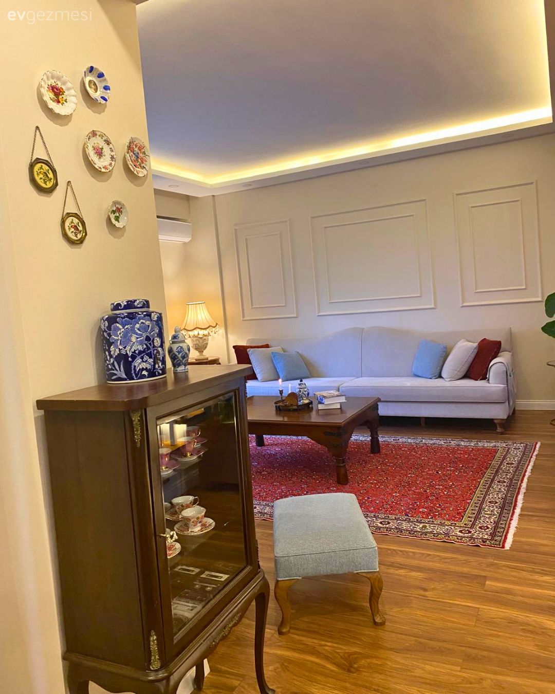 Üç Ayrı Odadan Açık Konsept Giriş Kata: Emekle Yoğrulmuş Edremit Evi