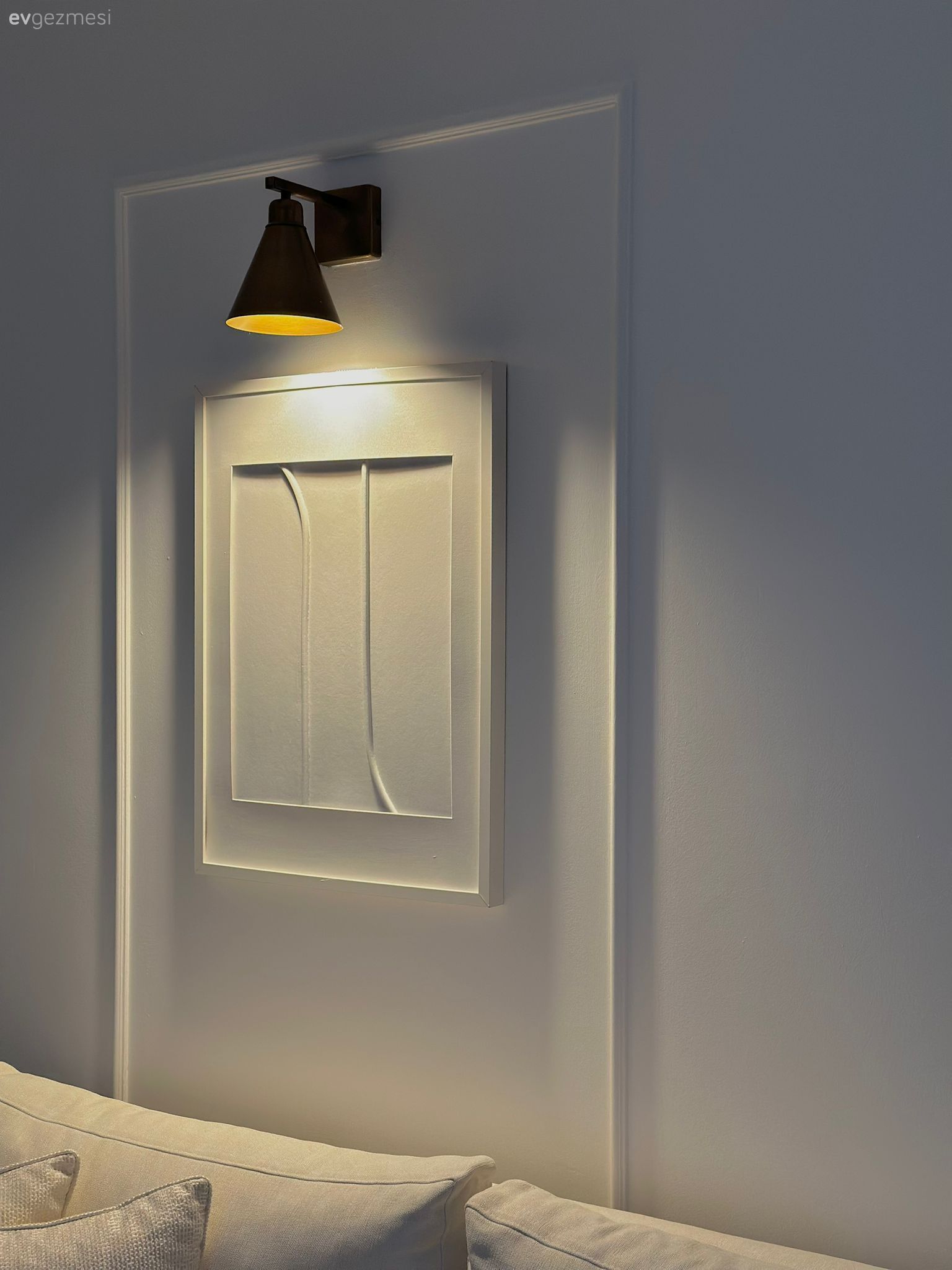 Açık Kolonu Olan Bu Salonda Beyaza Çok İş Düşmüş