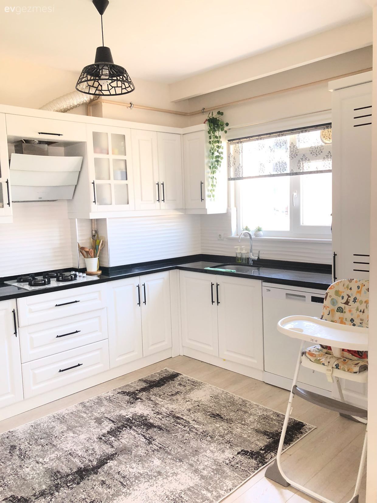 Mutfak, Beyaz, Siyah, Beyaz mutfak, Siyah tezgah, Mutfak tezgahı, Halı, Salon halısı, Ankastre, Davlumbaz, Avize, Aydınlatma, Mutfak Avize Modelleri, Mutfak aksesuarları, Metro seramik, Seramik, Mutfak perdesi