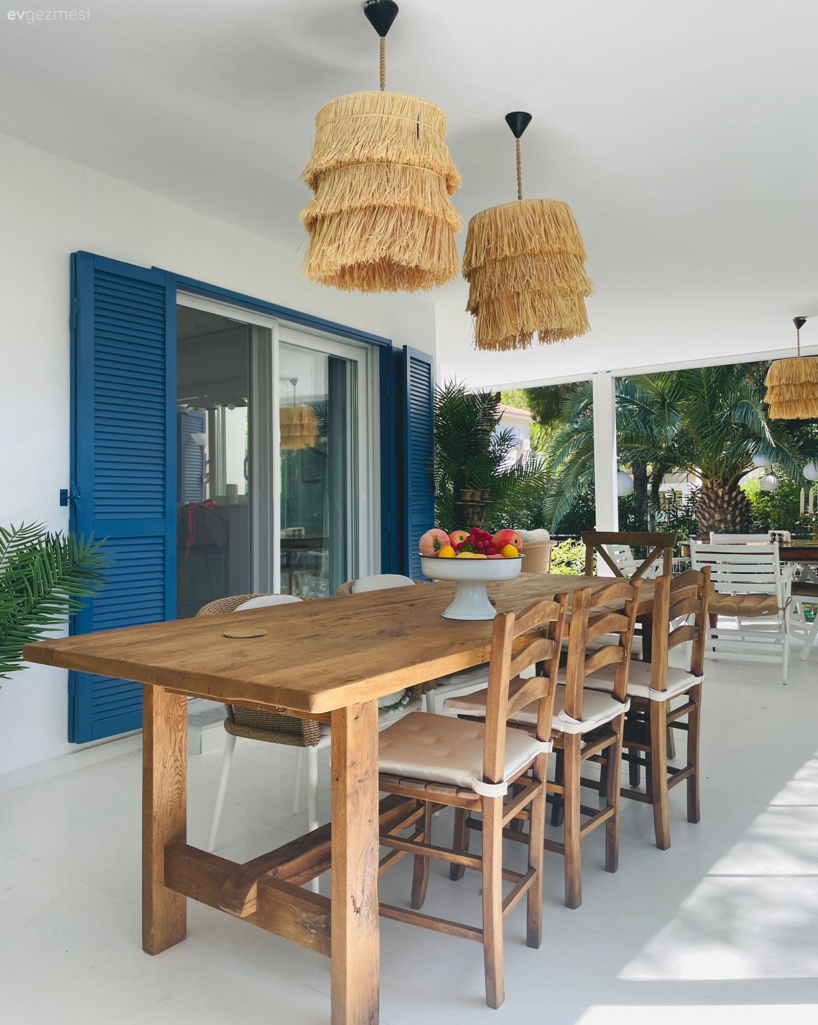 İçi 80 M2 Olan Bu Dikili Yazlığının Bahçesi Ayrı Bir Ev Kadar!