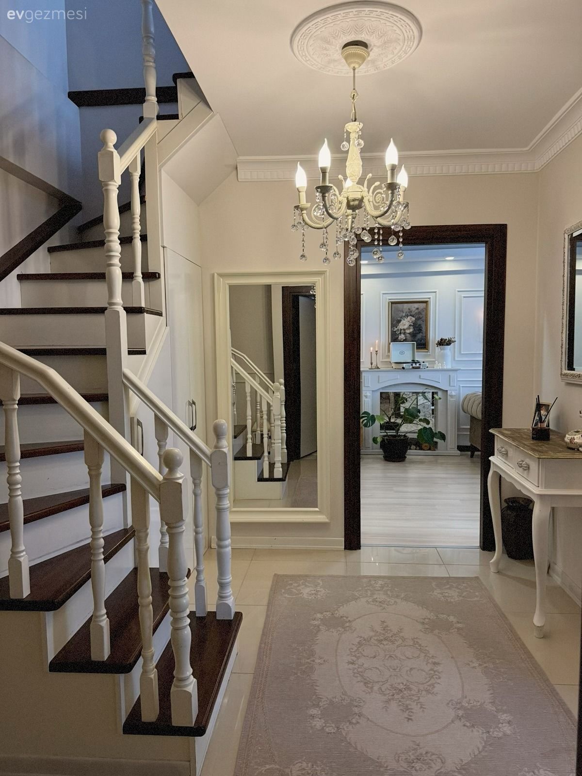 Dubleks evler, Beyaz, Avize, Aydınlatma, Antre avizesi, Dresuar, Halı, Antre halısı, Ayna