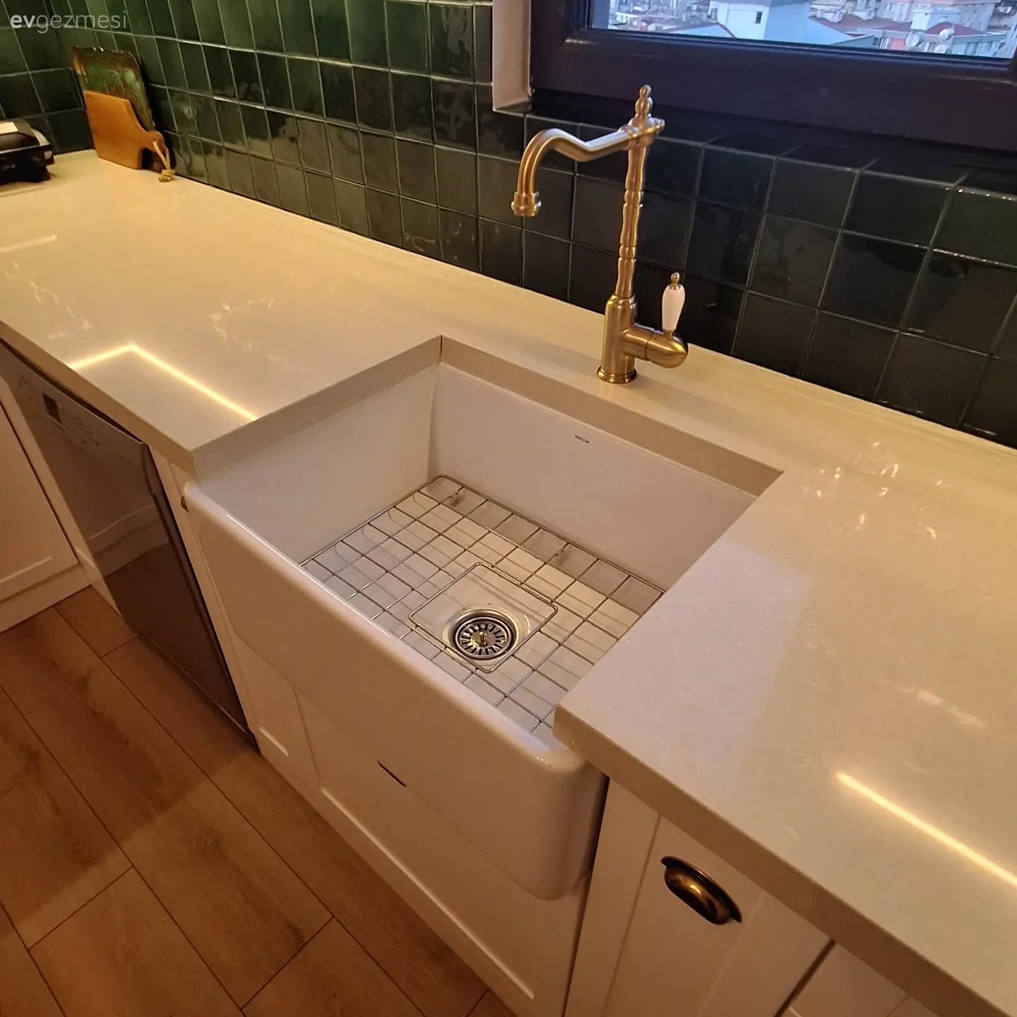 Yeşil Seramikler Bu Mutfağın  Enerjisinde Çok Etkili