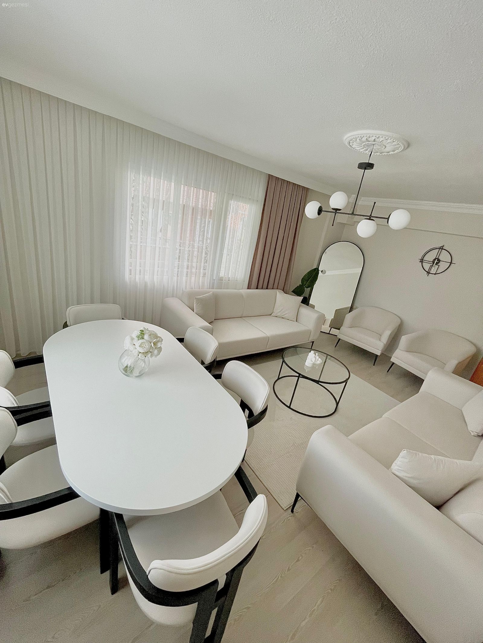 Salon, Modern, Beyaz, Siyah, Pudra pembe, Koltuk takımı, Berjer, Boy aynası, Ayna, Sandalye, Yemek masası, Avize, Aydınlatma, Ev bitkisi, Halı, Salon halısı, Orta sehpa, Sehpa, Tül perde, Perde, Kırlent, Ev tekstili