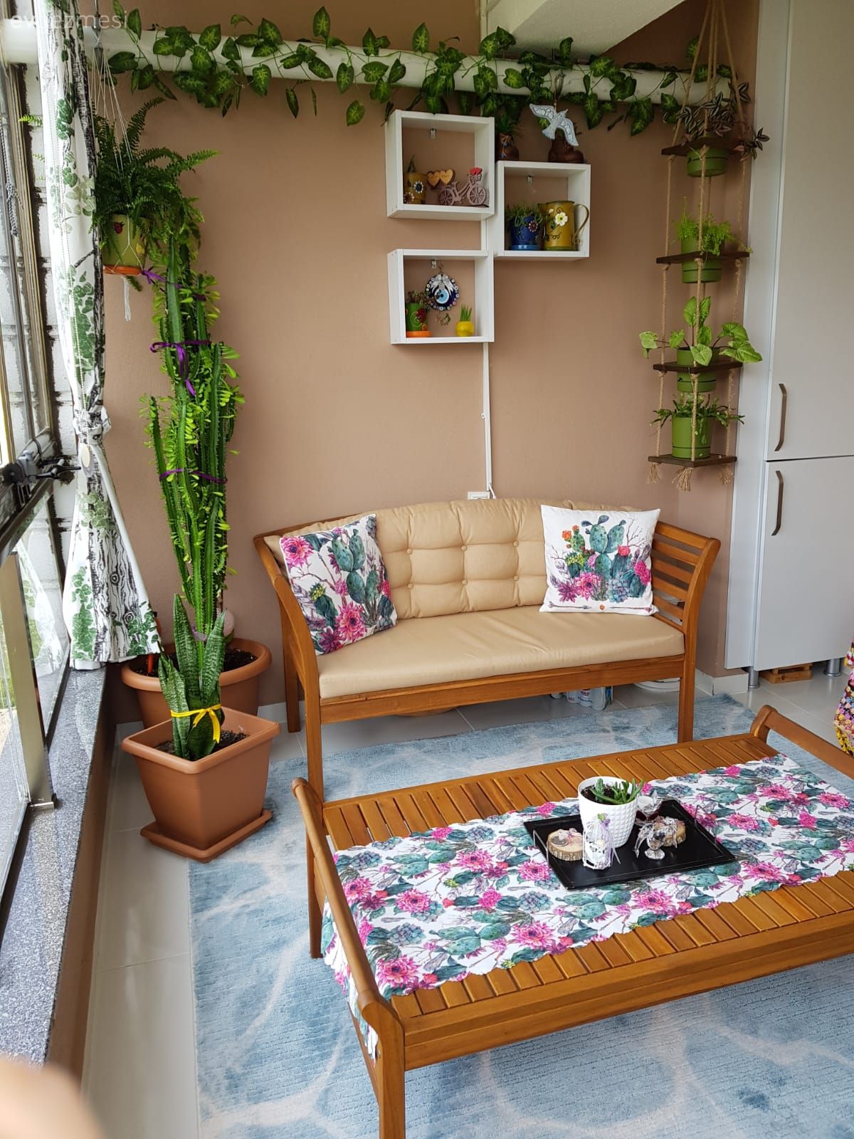 Balkon, Balkon masası, Balkon oturma grubu, Kırlent, Ev tekstili, Ev bitkisi, Balkon duvar dekorasyonu, Çiçekli desen, Desenler, Mavi, Balkon halısı