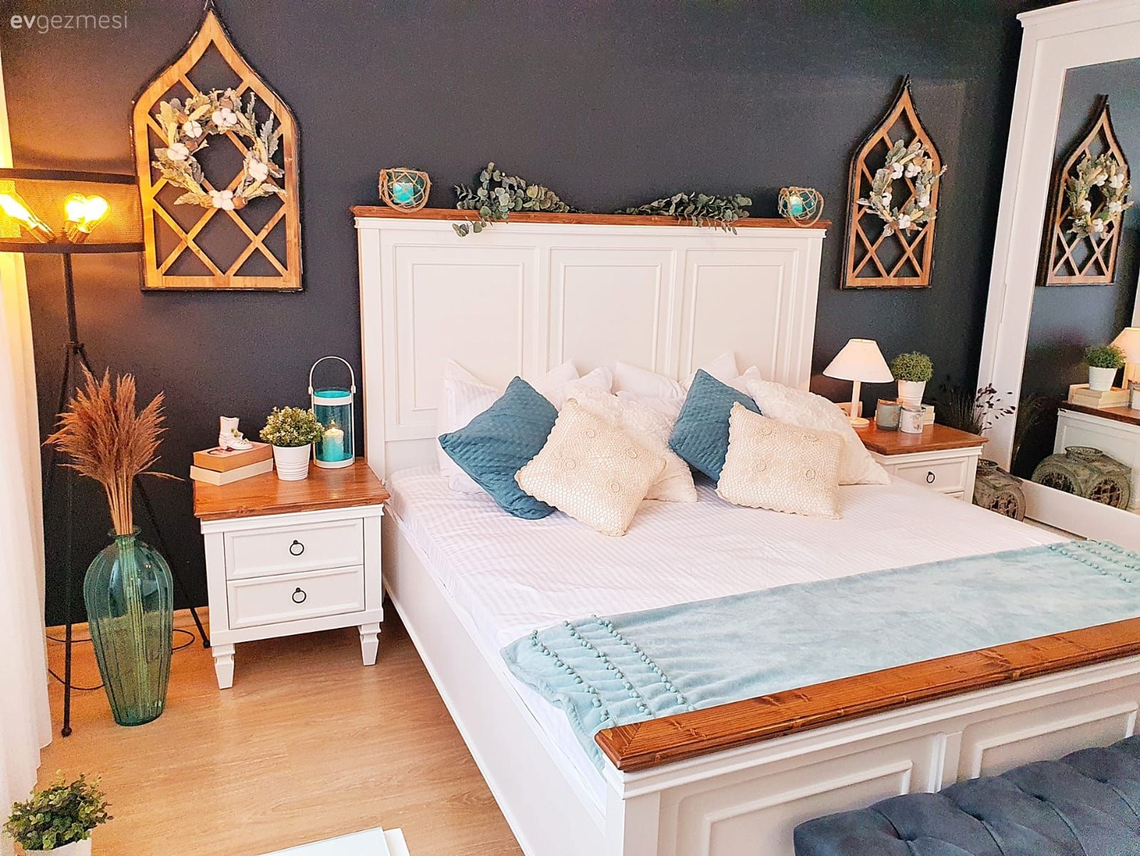 Yatak Odası, Beyaz, Gri, Antrasit  , Antrasit duvar, Komodin, Vazo, Ev Aksesuar, Yatak örtüsü, Parke, Lambader, Aydınlatma, Kırlent, Ev tekstili