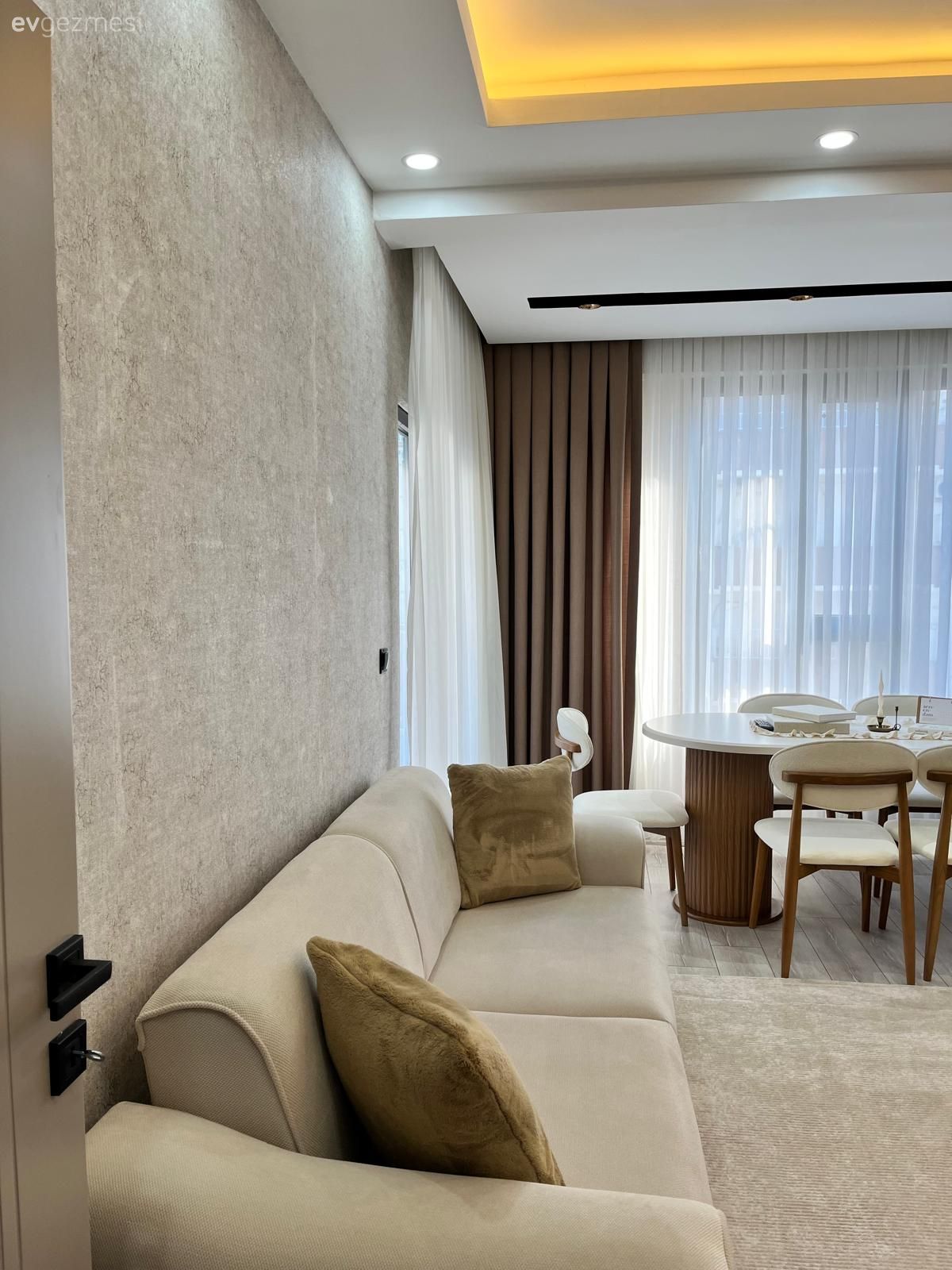 Beyaz koltuk, Kahverengi, Fon perde, Perde, Tül perde, Sandalye, Yemek masası, Halı, Salon halısı, Kırlent, Ev tekstili, Spot aydınlatma, Aydınlatma, Dekoratif Objeler