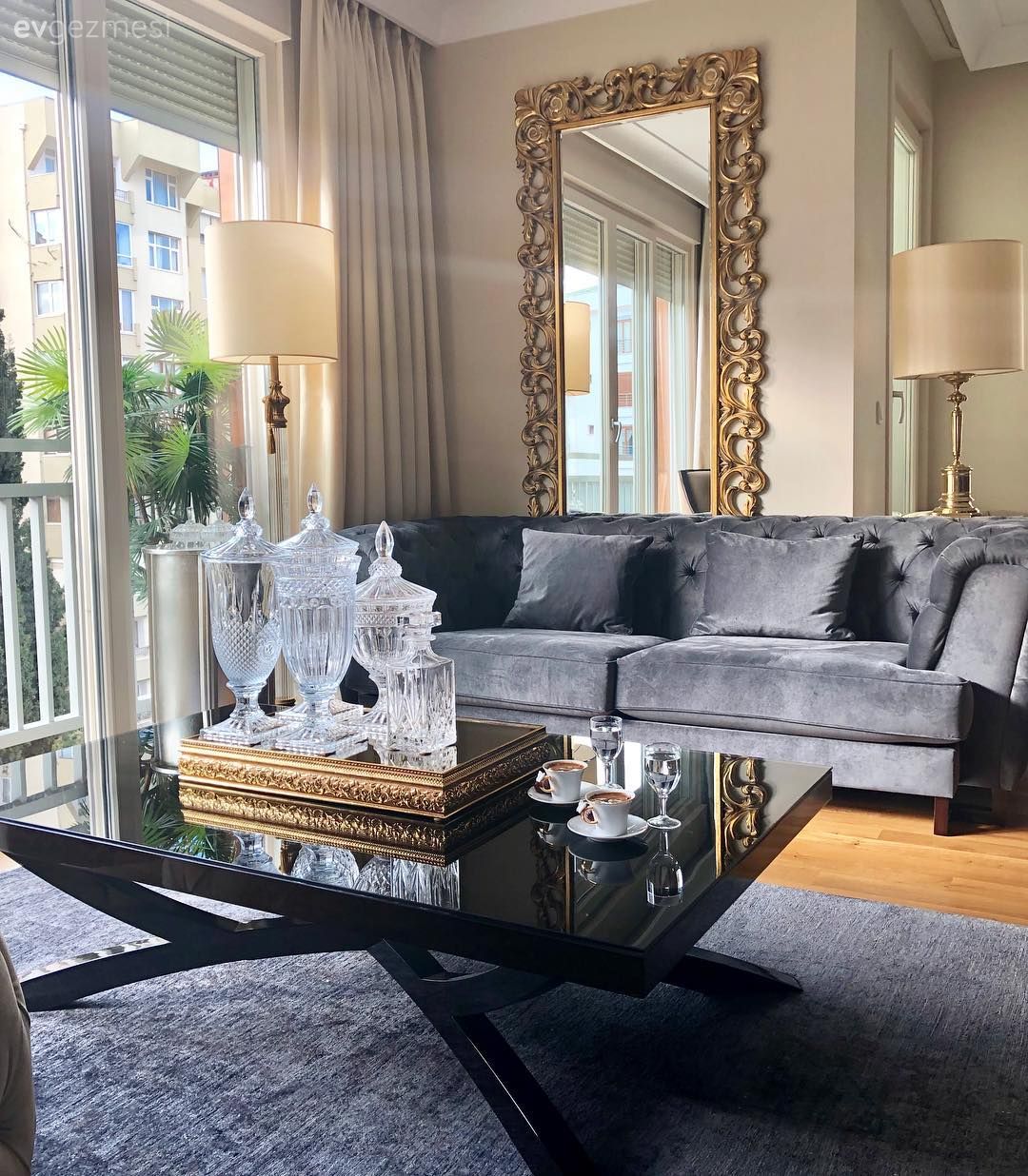 Koca Aynalarla Kuşanmış Bu İstanbul Evinde Mekanın Sahibi 
