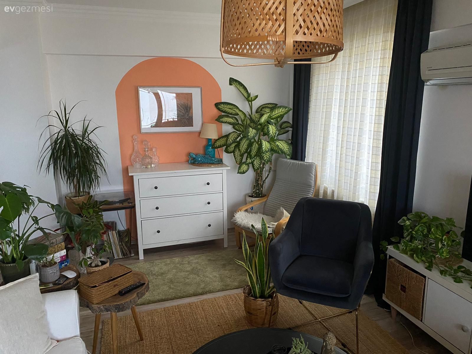 Salon, Bohem Dekorasyon, Beyaz, Gri, İskandinav, Koltuk takımı, Berjer, Jüt halı, Halı, Orta sehpa, Sehpa, Kırlent, Ev tekstili, Tv ünitesi, Ev bitkisi, Hasır avize, Fon perde, Perde, Tül perde, Lambader, Aydınlatma, Turuncu duvar rengi, Şifonyer, Yatak Odası, Saksı