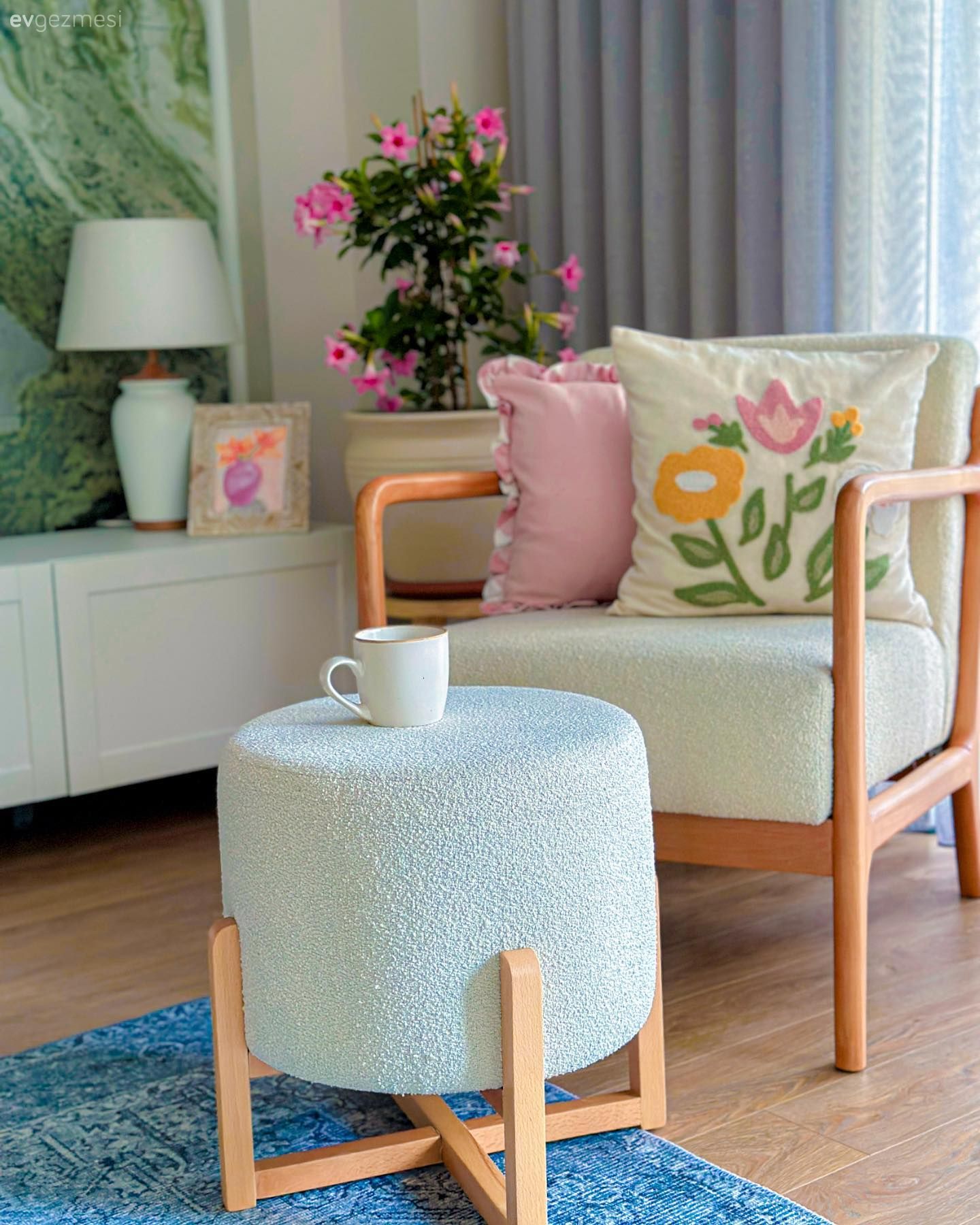 Berjer, Beyaz, Ahşap Mobilya, Abajur, Aydınlatma, Kırlent, Ev tekstili, Çiçekler