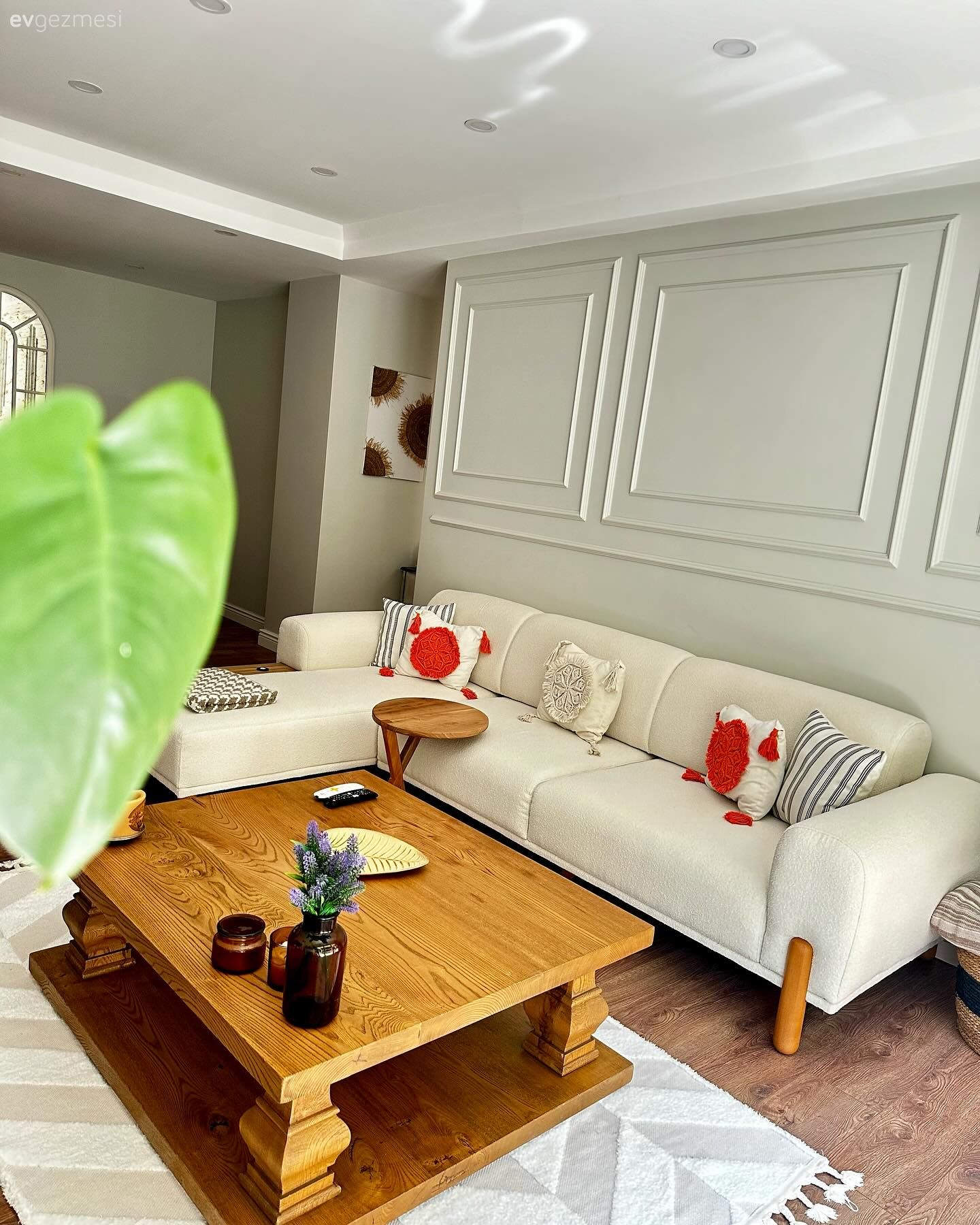 Salon, İskandinav, Modern, Beyaz, Bej, Krem, Turuncu, Köşe koltuk, Koltuk takımı, Orta sehpa, Sehpa, Halı, Salon halısı, Duvar çıtalama, Ev bitkisi, Parke, Kırlent, Ev tekstili