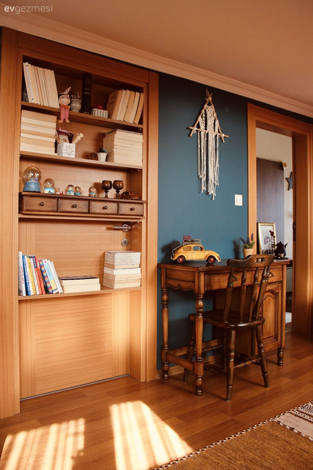 Ahşap Mobilya, Mavi duvar, Sandalye, Eklektik, Duvar rafı, Duvar dekorasyonu, Parke, Çatı katı, Dubleks evler