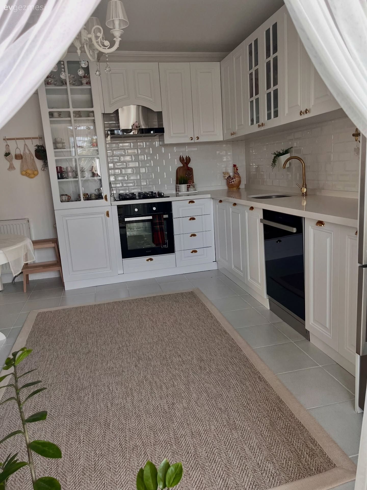 Mutfak, Beyaz, Beyaz mutfak, Shaker kapaklı dolaplar, Mutfak tezgahı, Mutfak tezgah arası, Cam kapaklı dolap, Davlumbaz, Ankastre, Jüt halı, Halı, Mutfak aksesuarları, Country, Mutfak bataryası