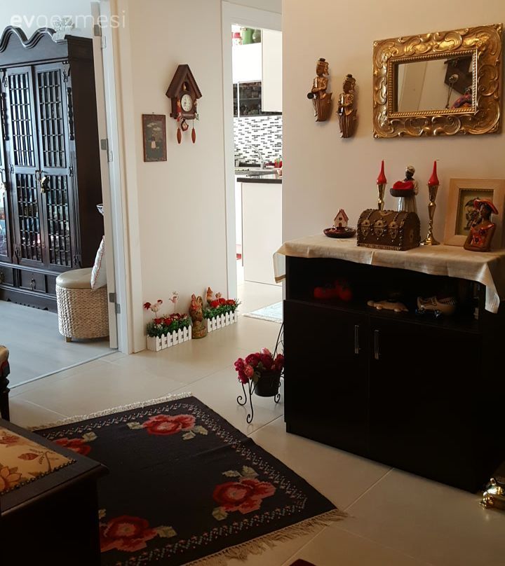 Halı, El dokuma halı, Desenler, Çiçekli desen, Ahşap Mobilya, Ayna, Kahverengi, Beyaz, Kırmızı, Vitrin, Şamdan, Ev Aksesuar, Çerçeve