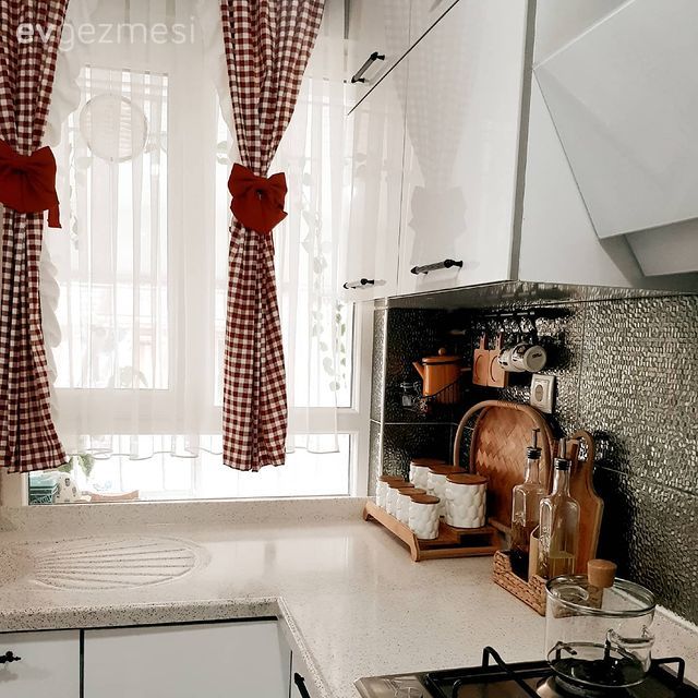 Ev Gezmesi: Pötikareden Sıcaklık Beyazdan Ferahlık Alan Bir Mutfak!