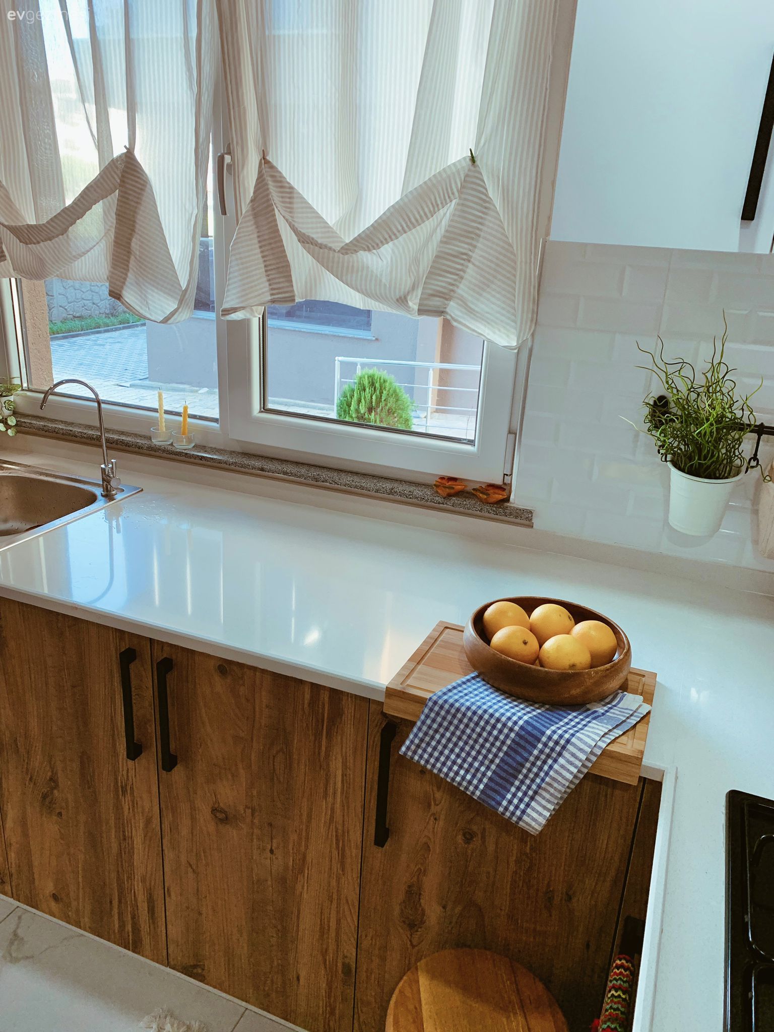 Beyaz ve ahşap mutfak, Mutfak, Ahşap mutfak, Beyaz, Mutfak perdesi, Rustik mutfak