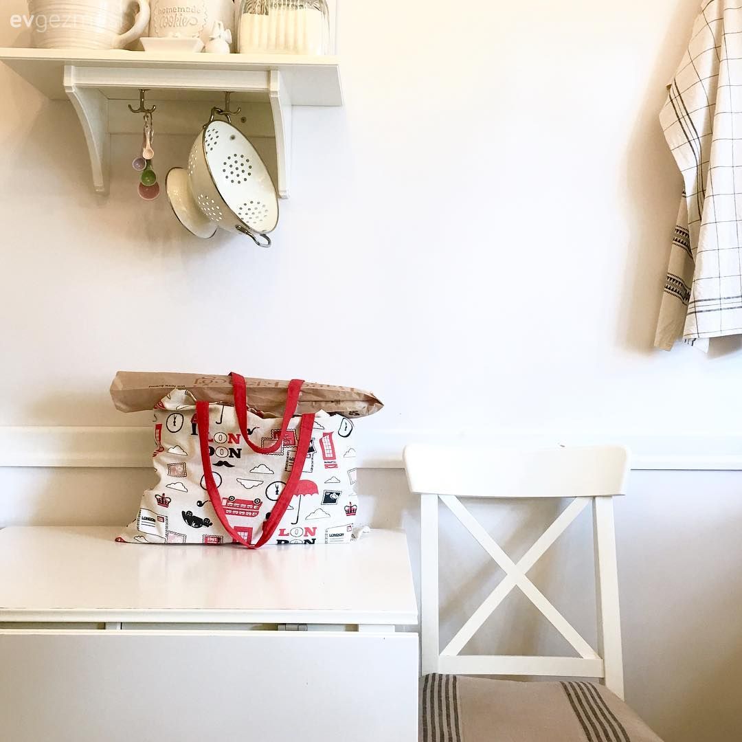 Mutfak, Beyaz mutfak, Mutfak masası, Sandalye, Duvar rafı, Duvar dekorasyonu, Mutfak duvar dekorasyonu, Mutfak aksesuarları